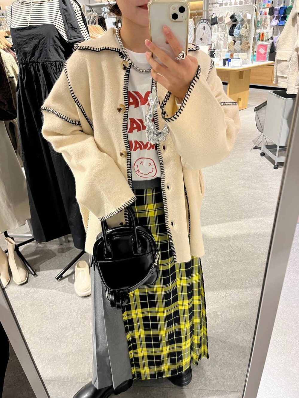 「差し色コーデ、カジュアル、カーディガン、ニット、スカート、ロングスカート、ネックレス、ブーツ、ショートブーツ、Tシャツ、ロンT、モバイルグッズ_Me%、LOWRYS FARM、Me%、ローリーズスタイル_LOWRYS FARM」｜「LOWRYS FARMのストレッチスニーカーブーツ 969457（ブーツ、ブラック系）」を使った、aoさん（レディース・158cm）の秋コーディネートの1枚目の写真