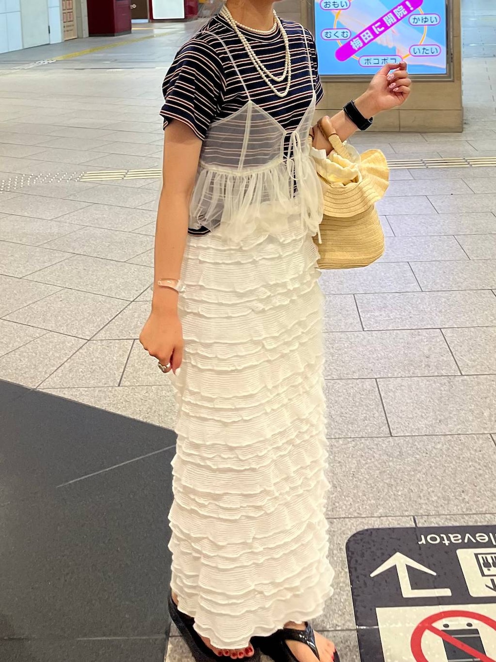 「差し色コーデ、カジュアル、Tシャツ、スカート、ロングスカート、夏コーデ、セールコーデ、大人カジュアル、大人女子カジュアル_LOWRYS FARM、ローリーズスタイル_LOWRYS FARM、LOWRYS FARM」｜「LOWRYS FARMのチビフリルタイトスカート　108166（スカート、ホワイト系）」を使った、aoさん（レディース・158cm）の夏コーディネートの1枚目の写真