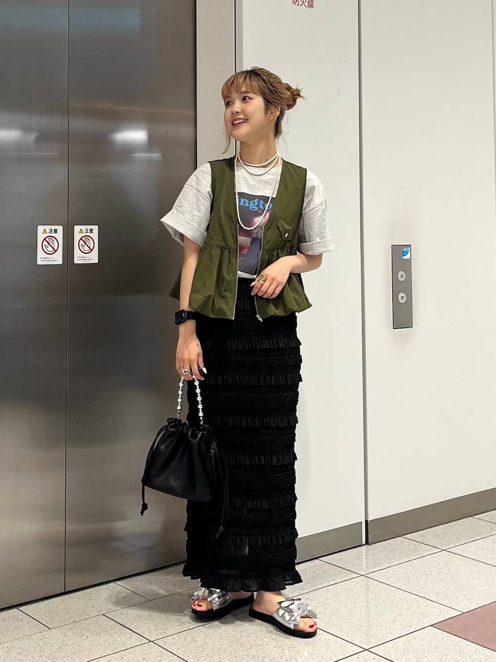 「差し色コーデ、カジュアル、ベスト、スカート、Tシャツ、サンダル、ショルダーバッグ、LOWRYS FARM、夏コーデ、大人カジュアル、大人女子カジュアル_LOWRYS FARM、ローリーズスタイル_LOWRYS FARM」｜「LOWRYS FARMのシャイニーペプラムベスト  129263（ベスト、グリーン系）」を使った、aoさん（レディース・158cm）の夏コーディネートの1枚目の写真