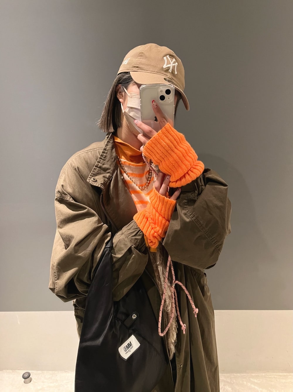 「はじめましてコーデ、レイヤードスタイル、プチプラ、モッズコート、モッズコート カーキ、アームウォーマー、キャップ、キャップコーデ、カジュアル、休日スタイル、オレンジコーデ、白スニーカー、ボーダー、LOWRYS FARM」｜「Chicoのフリンジ2WAYニットカーディガン/ニットベスト（カーディガン/ボレロ、ホワイト系）」を使った、aoさん（レディース・158cm）の春コーディネートの1枚目の写真