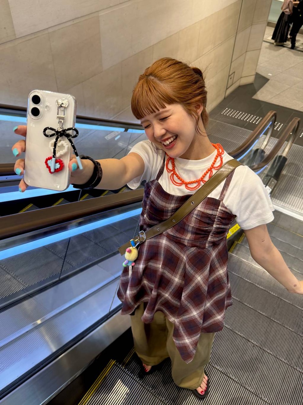 「夏コーデ、差し色コーデ、カジュアル、ネックレス、デニムパンツ、キャミソール、LOWRYS FARM、niko and ...、大人女子カジュアル_LOWRYS FARM、ローリーズスタイル_LOWRYS FARM」｜「LOWRYS FARMのフライスチビＴシャツＳＳ 111954（Tシャツ/カットソー、ホワイト系）」を使った、aoさん（レディース・158cm）の夏コーディネートの1枚目の写真