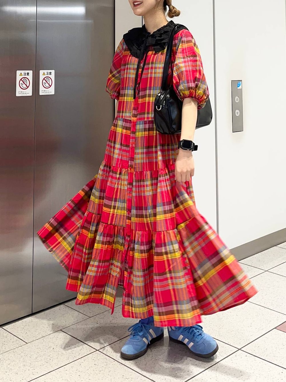 「差し色コーデ、カジュアル、キャップ、ワンピース、バッグ、春コーデ、夏コーデ、LOWRYS FARM、大人女子カジュアル_LOWRYS FARM、ローリーズスタイル_LOWRYS FARM」｜「LOWRYS FARMのワイドボストンバック  102047（ハンドバッグ、ブラック系）」を使った、aoさん（レディース・158cm）の春コーディネートの1枚目の写真
