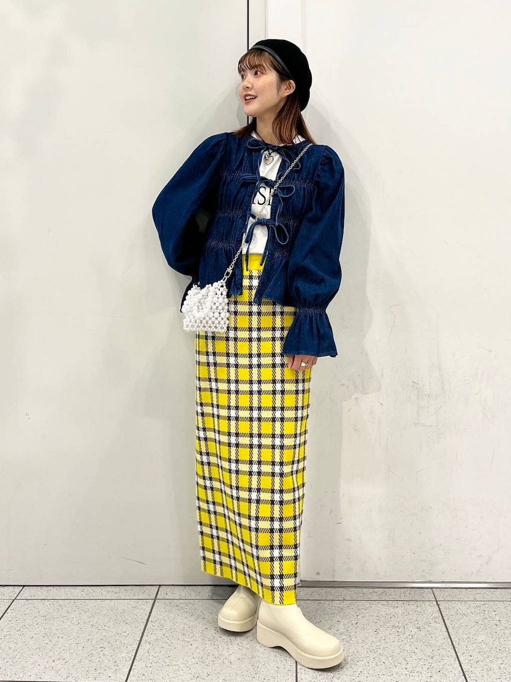 「差し色コーデ、カジュアル、ブラウス、デニムジャケット、ロングスカート、スカート、ロンT、Tシャツ、秋コーデ、LOWRYS FARM、Me%、ショートブーツ、ブーツ、大人女子カジュアル_LOWRYS FARM、ローリーズスタイル_LOWRYS FARM」｜「LOWRYS FARMのストレッチプラットフォームブーツ  967876（ブーツ、ホワイト系）」を使った、aoさん（レディース・158cm）の秋コーディネートの1枚目の写真