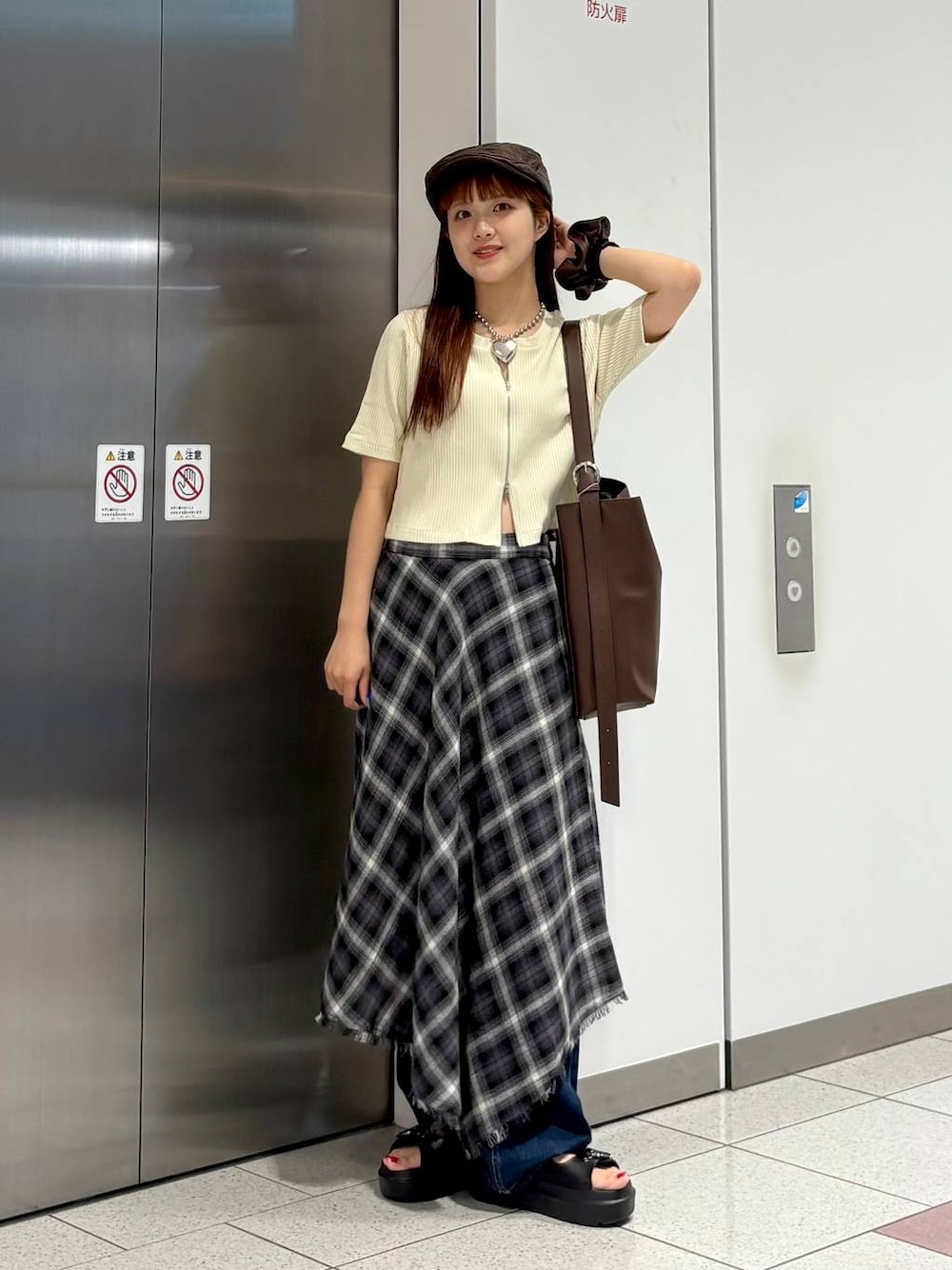 「差し色コーデ、カジュアル、カーディガン、夏コーデ、スカート、レイヤードスタイル、デニムパンツ、フレアパンツ、LOWRYS FARM、大人女子カジュアル_LOWRYS FARM、ローリーズスタイル_LOWRYS FARM」｜「LOWRYS FARMのFLシュシュ 326074（ヘアゴム、ブラウン系）」を使った、aoさん（レディース・158cm）の夏コーディネートの1枚目の写真