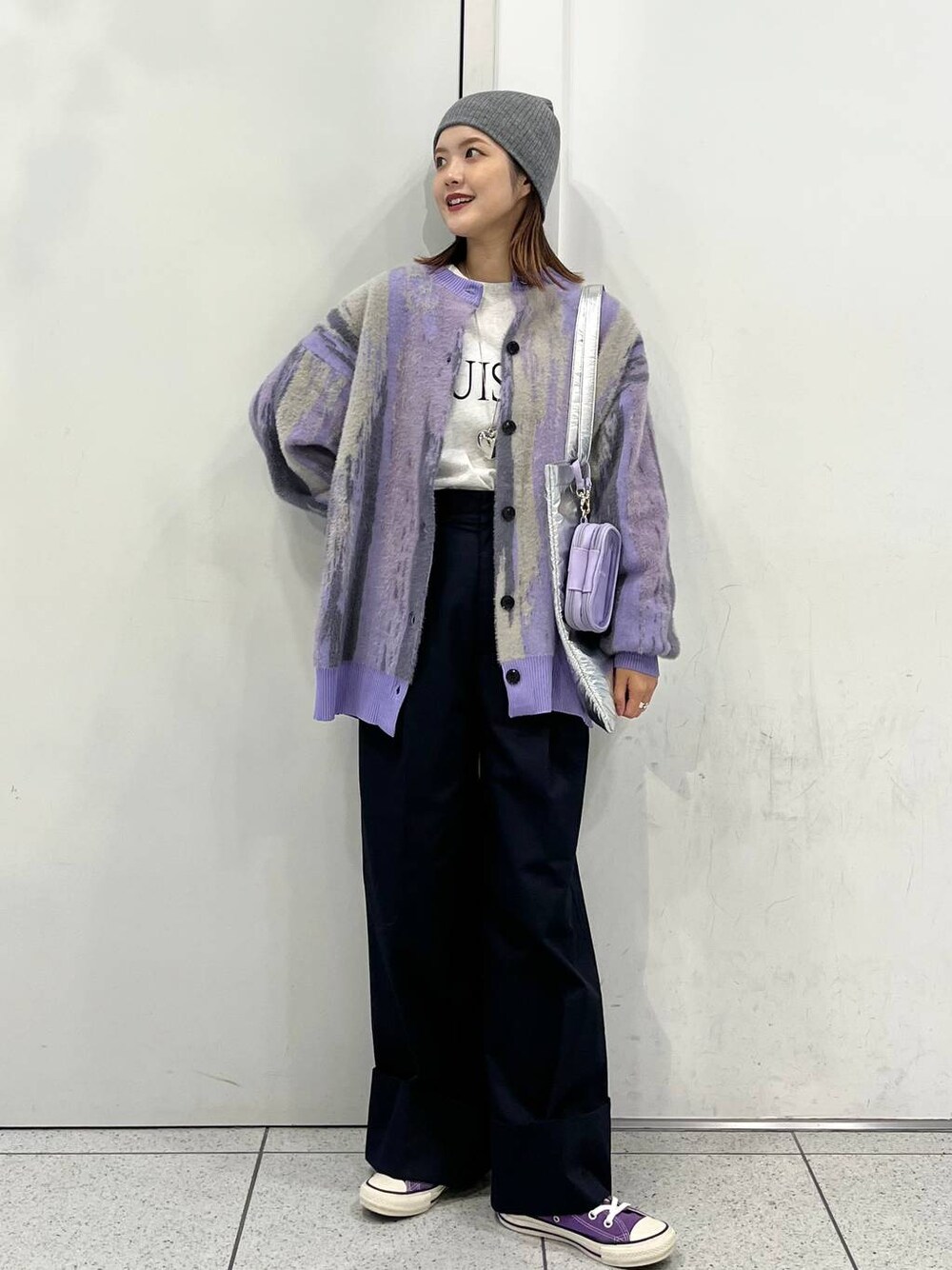 「カーディガン、ロンT、Tシャツ、ニット、ニット帽、ネックレス、秋コーデ、冬コーデ、LOWRYS FARM、大人女子カジュアル_LOWRYS FARM、ローリーズスタイル_LOWRYS FARM、公認インフルエンサー_LOWRYS FARM、差し色コーデ、カジュアル」｜「Me%の推し活ポーチ  965555（ポーチ、パープル系）」を使った、aoさん（レディース・158cm）の秋コーディネートの1枚目の写真