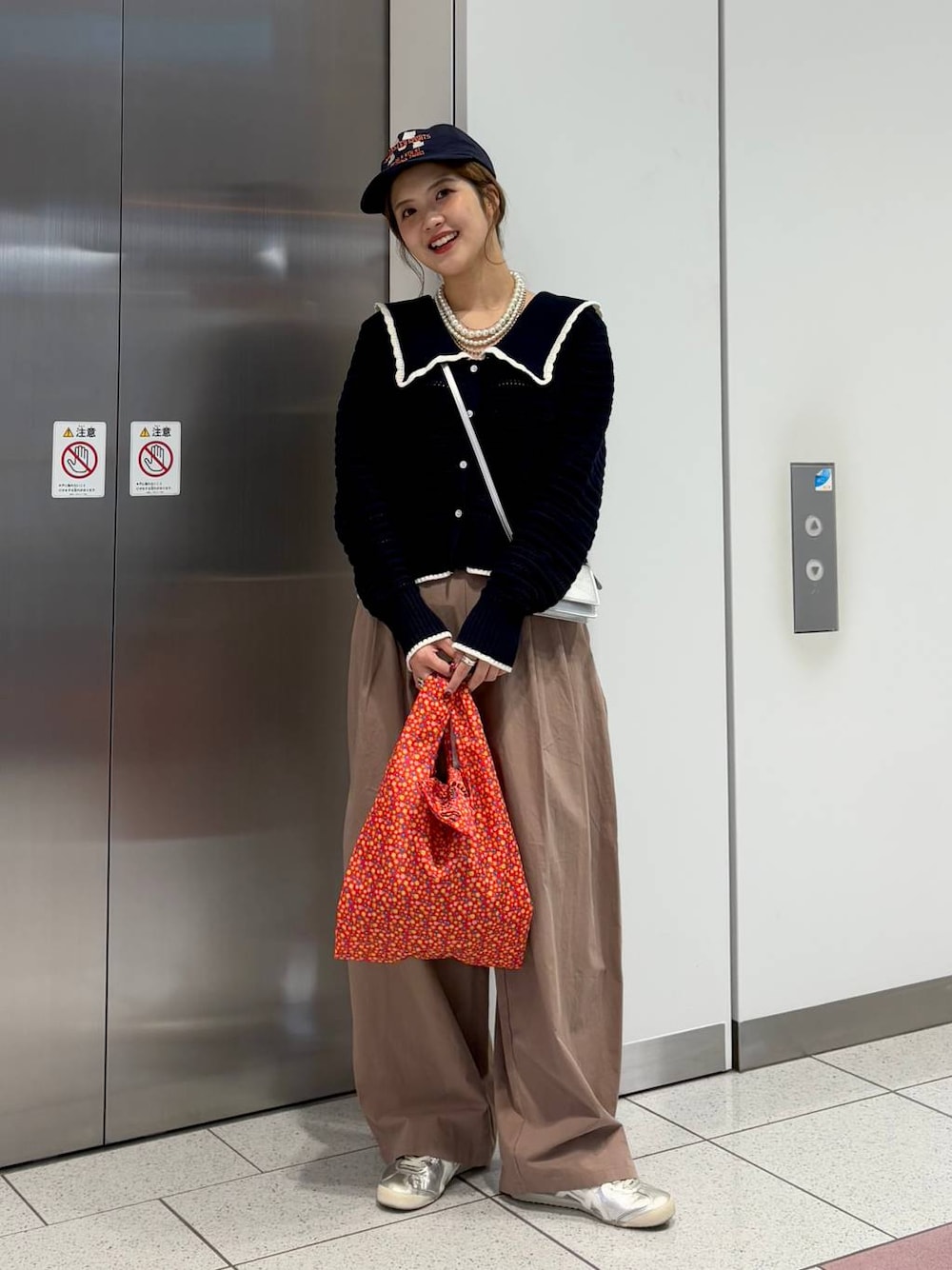 「カジュアル、差し色コーデ、Me%、LOWRYS FARM、カーディガン、キャップ、niko and ...、ネックレス、パンツ、春コーデ、春服みてみて、大人女子カジュアル_LOWRYS FARM、ローリーズスタイル_LOWRYS FARM、大人カジュアル」｜「niko and...のBIG刺繍切り替えキャップ（キャップ、ブルー系）」を使った、aoさん（レディース・158cm）の冬コーディネートの1枚目の写真