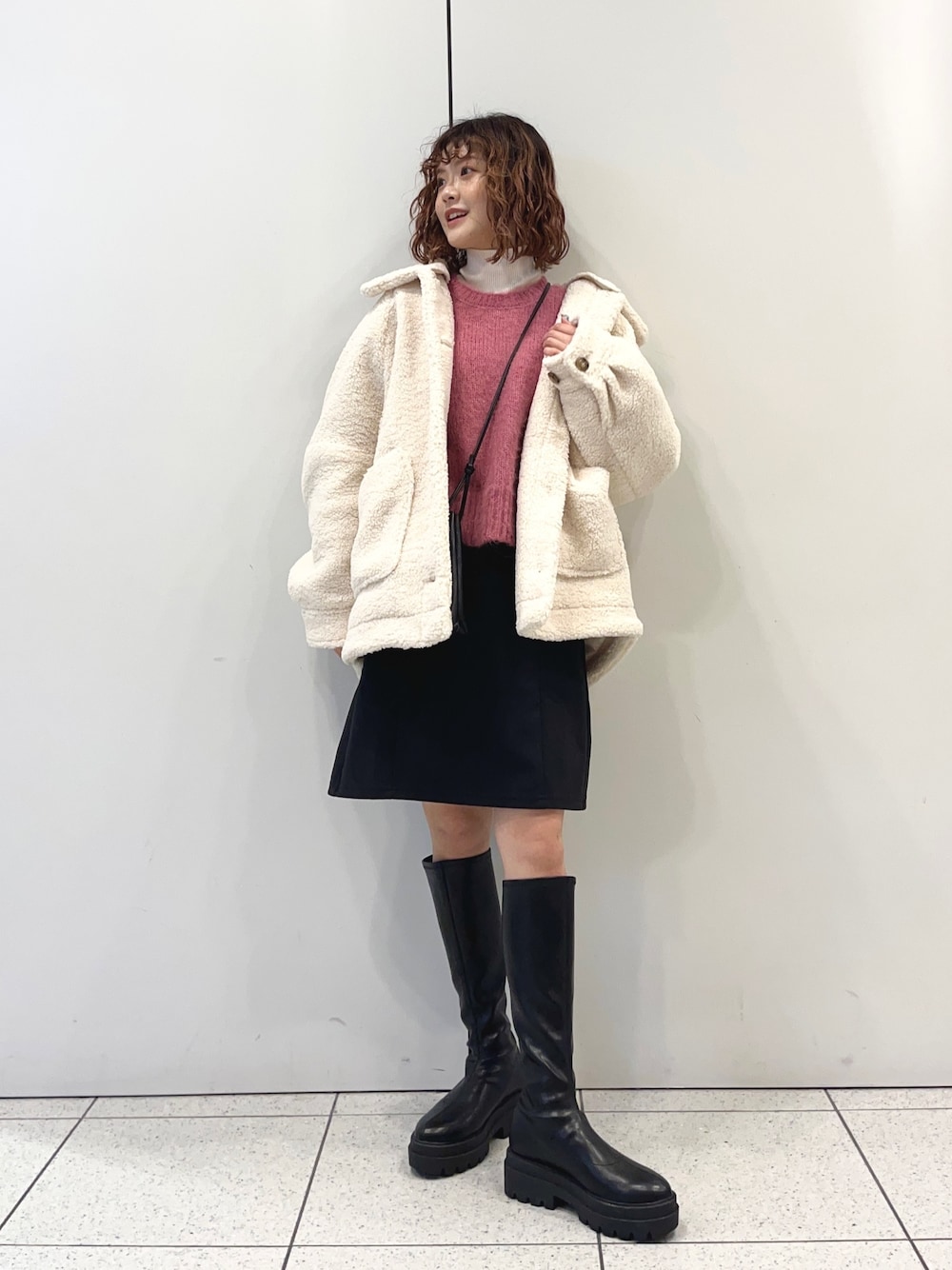 「ボアジャケット、ボアブルゾン、ボアコート、ミニスカート、ロングブーツ、ブーツ、シャギーニット、オーバーサイズ、大人ガーリー、大人かわいい、ゆったりコーデ、タートルネック、LOWRYS FARM、ローリーズファーム(LOWRYS FARM)、ローリーズファーム公認インフルエンサー」｜「LOWRYS FARMのストレッチミニスカート２　179489（スカート、ブラック系）」を使った、aoさん（レディース・158cm）の冬コーディネートの1枚目の写真