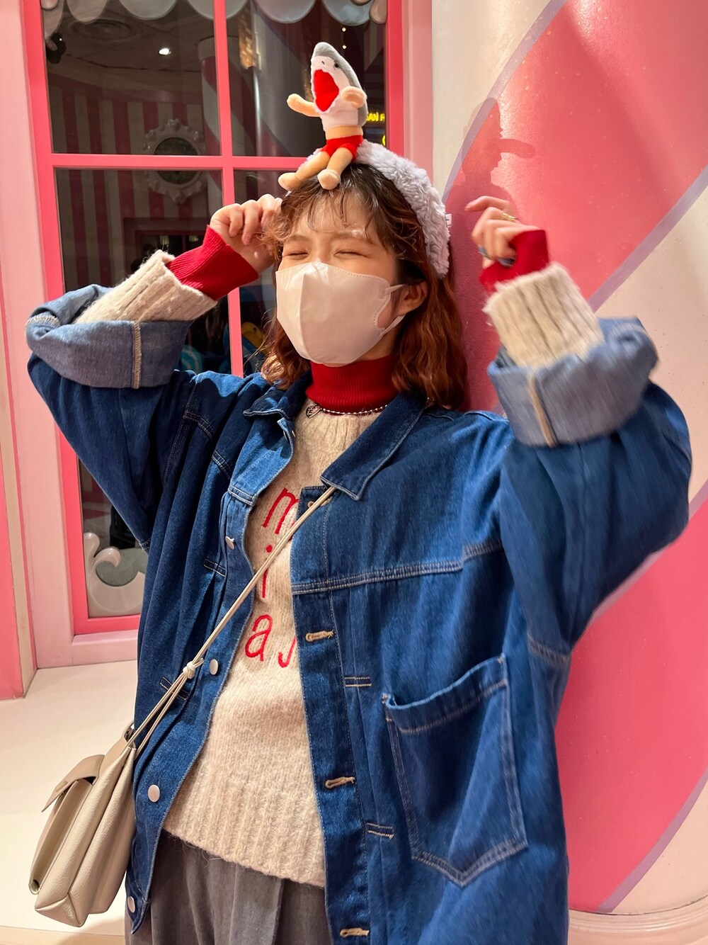 「メンズアイテム、メンズライク、デニムジャケット、タートルネック、タートルネックニット、ロゴニット、ユニバコーデ、オーバーサイズ、ゆったりコーデ、私の推しブランド、レイヤードスタイル、レイヤード、LOWRYS FARM、ローリーズファーム(LOWRYS FARM)、ローリーズファーム公認インフルエンサー」｜「LOWRYS FARMのＴＲタックワイドパンツ（パンツ、グレー系）」を使った、aoさん（レディース・158cm）の冬コーディネートの1枚目の写真