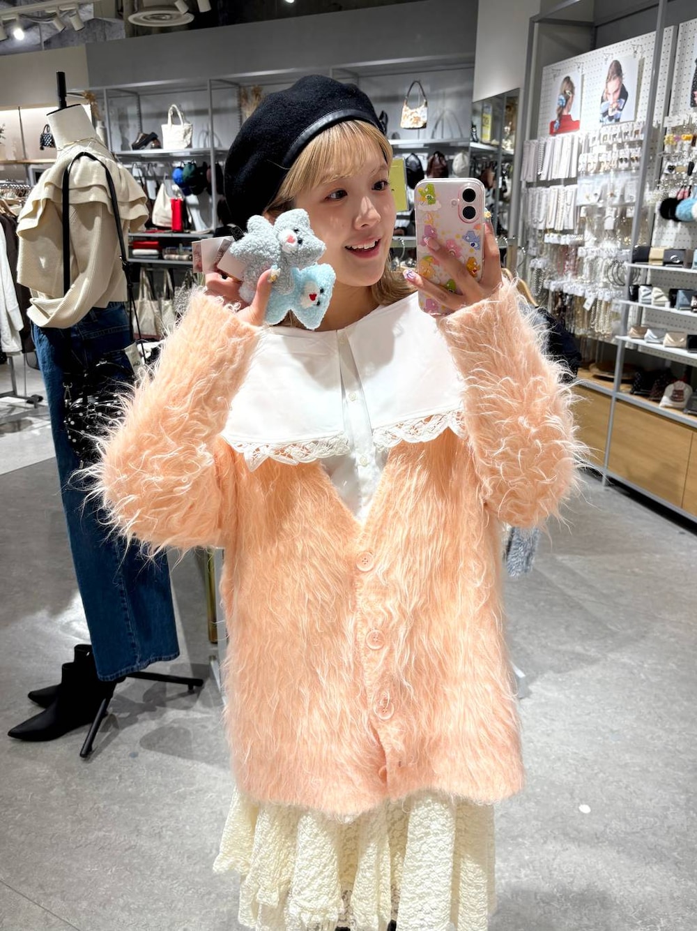 ホワイト系のTシャツ/カットソー、ホワイト系のスカート、ピンク系のカーディガン/ボレロを着用したレディースの秋コーディネートの1枚目の写真