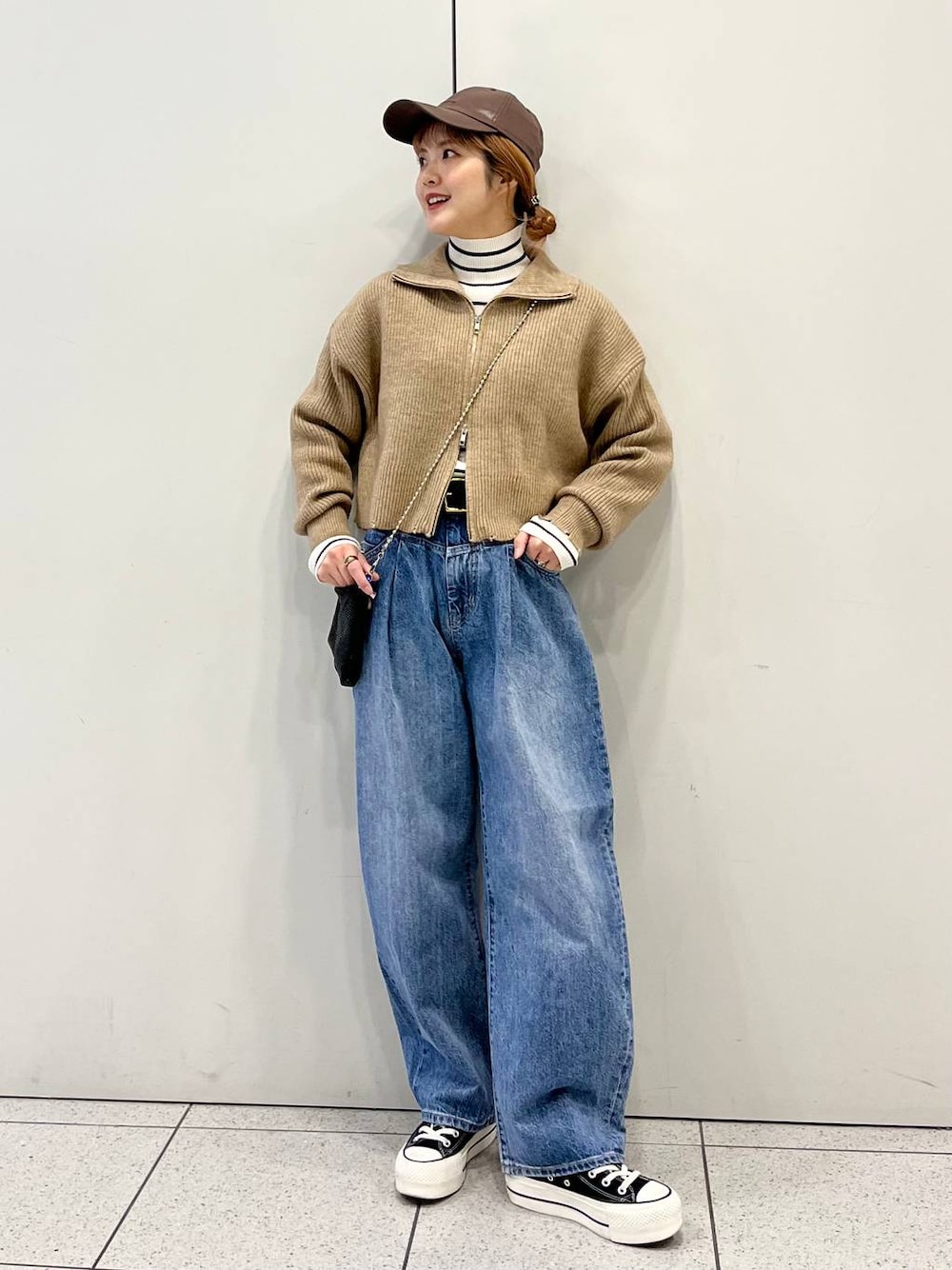 「差し色コーデ、カジュアル、セールコーデ、デニムパンツ、キャップ、ショルダーバッグ、Me%、LOWRYS FARM、春コーデ、ローリーズスタイル_LOWRYS FARM、大人女子カジュアル_LOWRYS FARM、骨格ウェーブ」｜「Me%のメタルメッシュポーチショルダー　103417（ショルダーバッグ、ブラック系）」を使った、aoさん（レディース・158cm）の冬コーディネートの1枚目の写真