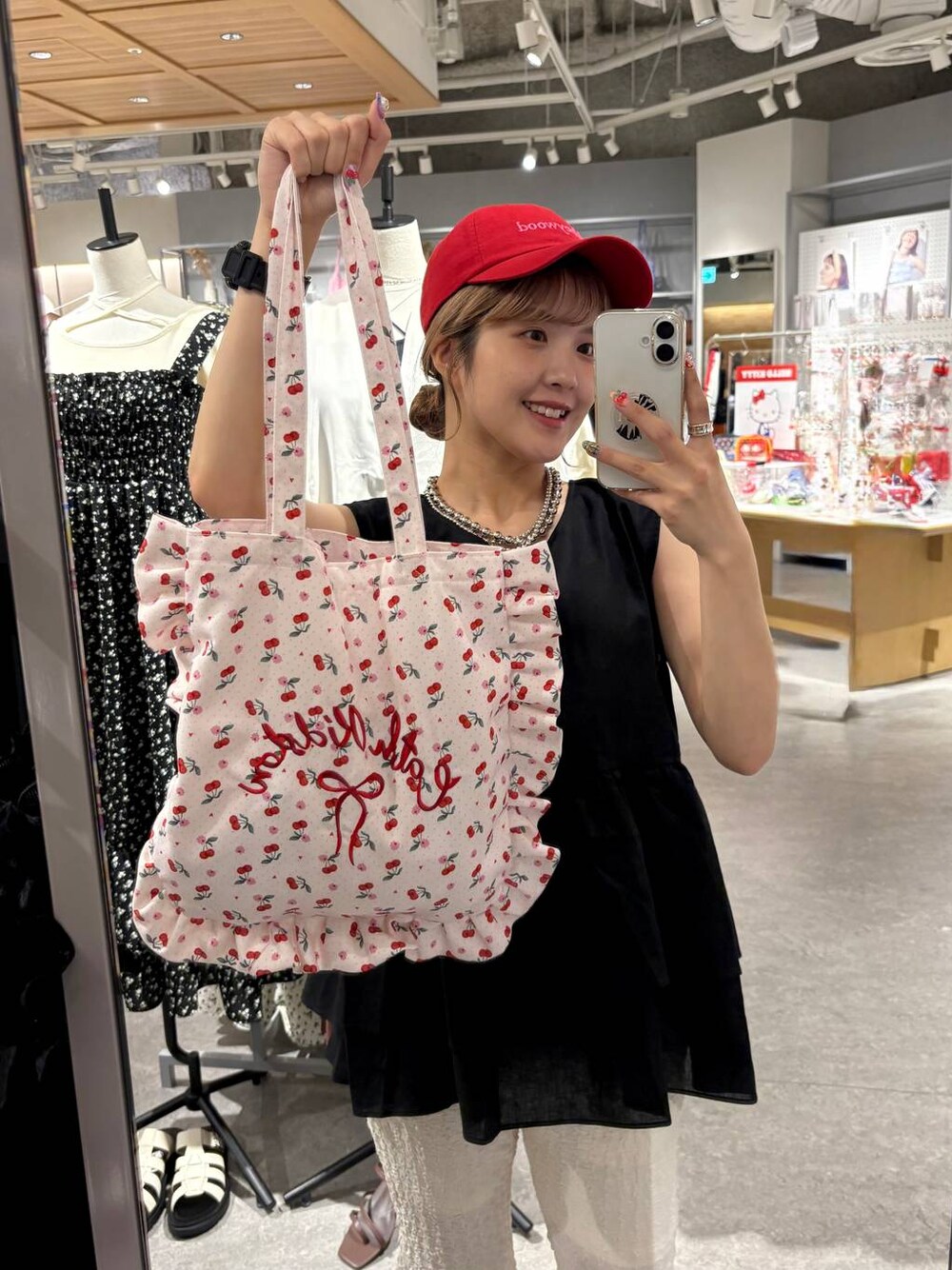 「差し色コーデ、カジュアル、Cath Kidston、LOWRYS FARM、トートバッグ、バッグ、キャップ、キャスキッドソン、キャス×ローリー」｜「LOWRYS FARMのカラーＣＡＰ　496552（キャップ、レッド系）」を使った、aoさん（レディース・158cm）の夏コーディネートの1枚目の写真