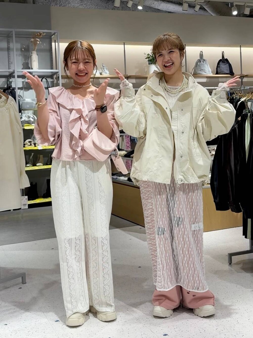 「差し色コーデ、カジュアル、ブラウス、ブルゾン、ネックレス、ワンピース、スニーカー、テーマパーク、テーマパークコーデ、春コーデ、春色、LOWRYS FARM、大人女子カジュアル_LOWRYS FARM、ローリーズスタイル_LOWRYS FARM」｜「LOWRYS FARMのバレエスニーカー　140490（スニーカー、ホワイト系）」を使った、aoさん（レディース・158cm）の冬コーディネートの1枚目の写真