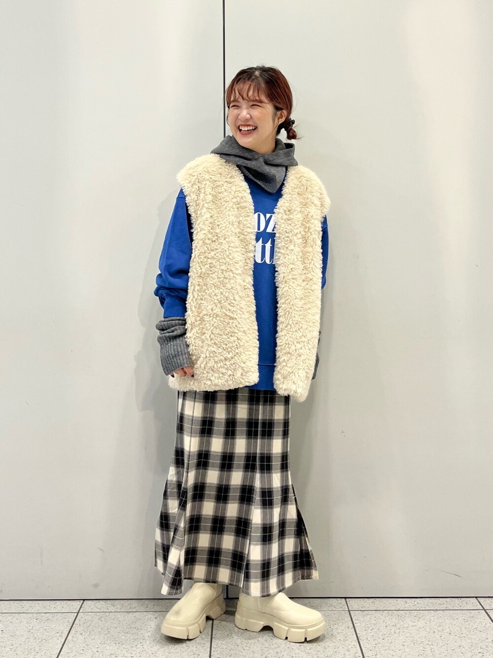 「古着MIX、トレーナー、スウェット、ロゴスウェット、チェックスカート、マーメイドスカート、ファーベスト、バラクラバ、アームウォーマー、アームカバー、シヨートブーツ、レイヤードスタイル、LOWRYS FARM、ローリーズファーム(LOWRYS FARM)、ローリーズファーム公認インフルエンサー」｜「LOWRYS FARMのアームウォーマー（ファッション雑貨、グレー系）」を使った、aoさん（レディース・158cm）の秋コーディネートの1枚目の写真