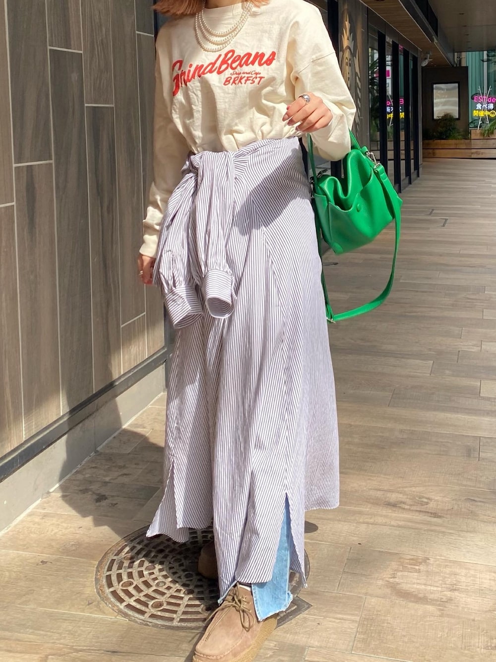 「春服みてみて、シャツワンピ、シャツワンピース、ワンピース、ロンT、シャツスタイル、デニム、大人カジュアル、niko and ...、ニコアンド、LOWRYS FARM、ローリーズファーム(LOWRYS FARM)」｜「LOWRYS FARMの柔らか軽いハンドバッグ　260587（ショルダーバッグ、グリーン系）」を使った、aoさん（レディース・158cm）の春コーディネートの1枚目の写真