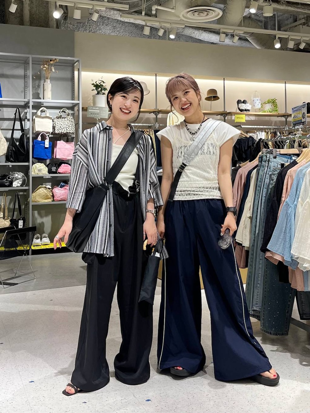 「差し色コーデ、カジュアル、ユニセックス、サロペット、Tシャツ、キャミソール、ショルダーバッグ、シャツ、ネックレス、フェススタイル、LOWRYS FARM、夏コーデ、大人女子カジュアル_LOWRYS FARM、ローリーズスタイル_LOWRYS FARM」｜「Me%の【晴雨兼用傘】バッグ付きミニカサ　102557（折りたたみ傘、ブラック系）」を使った、aoさん（レディース・158cm）の夏コーディネートの1枚目の写真