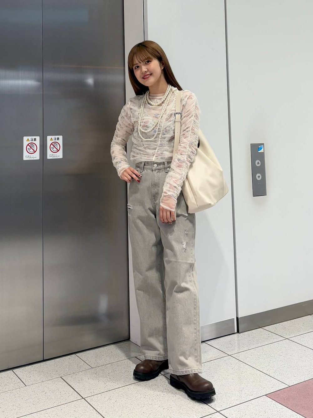 「ブーツ、LOWRYS FARM、春コーデ、差し色コーデ、カジュアル、デニムパンツ、ショルダーバッグ、ショートブーツ、春色、大人女子カジュアル_LOWRYS FARM、ローリーズスタイル_LOWRYS FARM」｜「LOWRYS FARMのヤワラカルイ２ＷＡＹショルダーＢＡＧ 115210（ショルダーバッグ、ホワイト系）」を使った、aoさん（レディース・158cm）の冬コーディネートの1枚目の写真