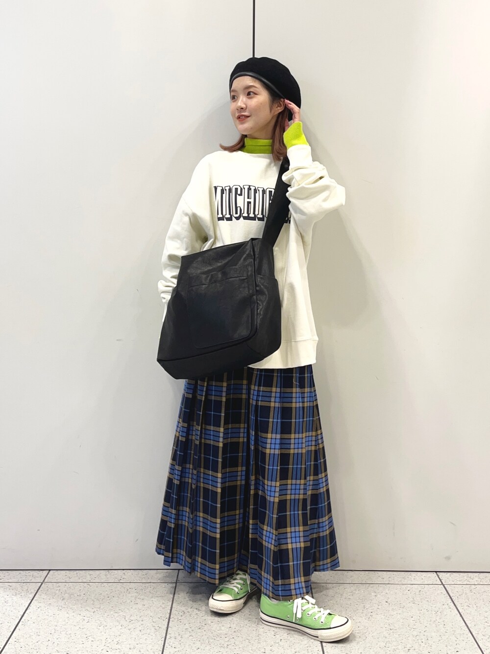 「タートルネック、ホワイトコーデ、クリスマスに着たい服、レイヤードスタイル、マイベストコーデ2022、スニーカーコーデ、ロゴスウェット、スウェット、ベレー帽、コンバース、カラーコーデ、カラーニット、チェックスカート、LOWRYS FARM、ローリーズファーム(LOWRYS FARM)」｜「LOWRYS FARMのチェックキルトスカート　170837（スカート、ブルー系）」を使った、aoさん（レディース・158cm）の冬コーディネートの1枚目の写真