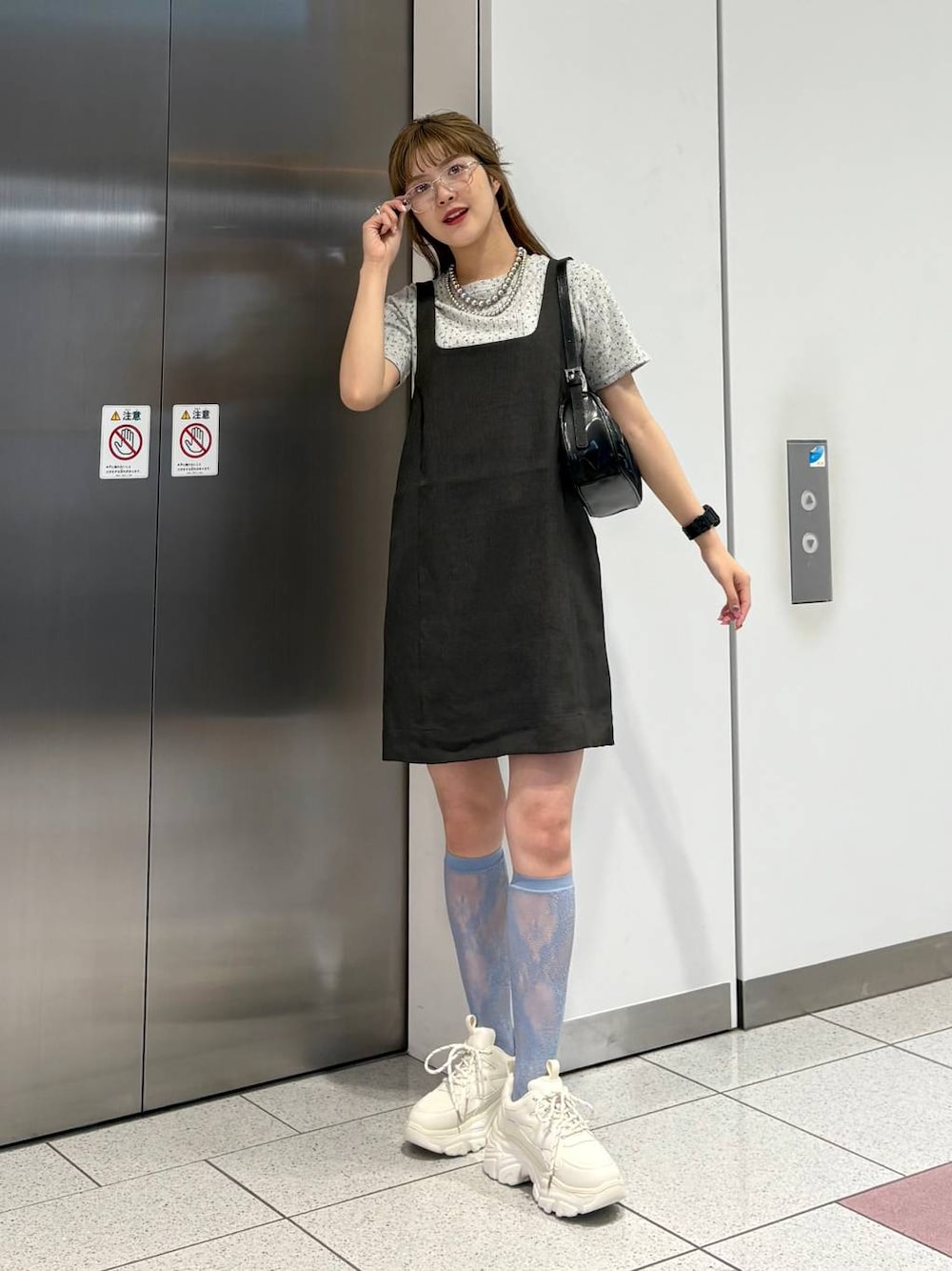 「Tシャツ、ショートパンツ、スニーカー、メガネ、LOWRYS FARM、大人カジュアル、ローリーズスタイル_LOWRYS FARM、大人女子カジュアル_LOWRYS FARM、春コーデ、差し色コーデ、カジュアル」｜「LOWRYS FARMのレースハイソックス　 128527（ソックス/靴下、ブルー系）」を使った、aoさん（レディース・158cm）の春コーディネートの1枚目の写真