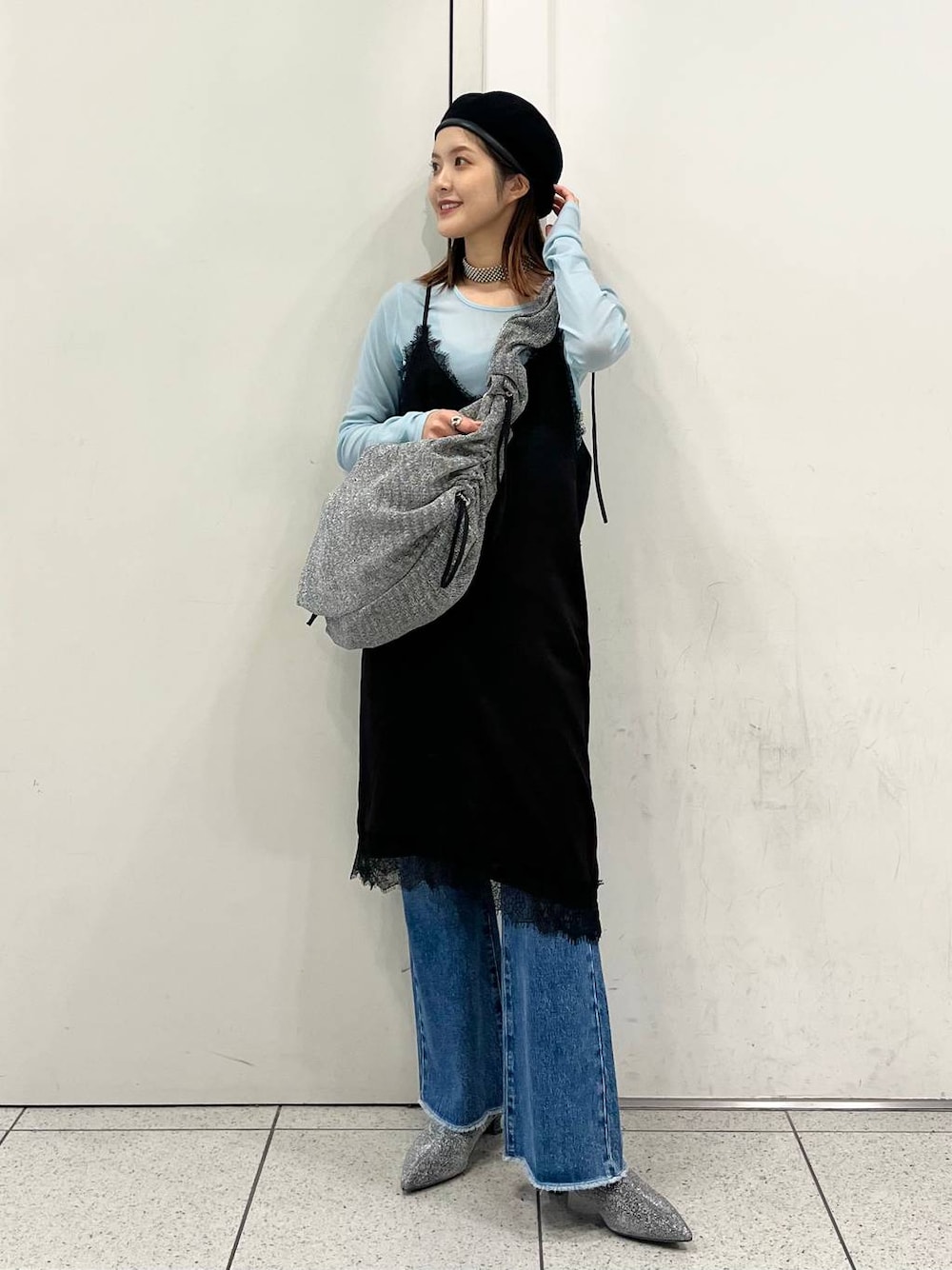 「差し色コーデ、カジュアル、ワンピース、キャミワンピース、ブーツ、ショートブーツ、デニムパンツ、ショルダーバッグ、ネックレス、LOWRYS FARM、秋コーデ、ローリーズスタイル_LOWRYS FARM、大人女子カジュアル_LOWRYS FARM」｜「LOWRYS FARMのＣＯＮＥフレアデニムパンツ　907038（デニムパンツ、その他）」を使った、aoさん（レディース・158cm）の秋コーディネートの1枚目の写真