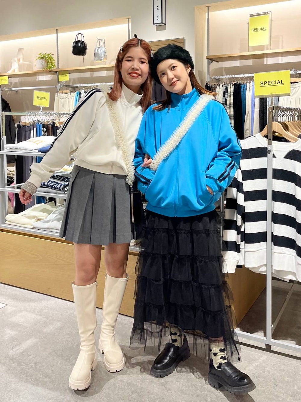 「カジュアル、ロングスカート、ミニスカート、スカート、ブーツ、LOWRYS FARM、Heather、Me%、モバイルグッズ_Me%、冬コーデ、ローリーズスタイル_LOWRYS FARM、大人女子カジュアル_LOWRYS FARM、差し色コーデ」｜「Heatherのインヒールストレッチロングブーツ　229820（ブーツ、ホワイト系）」を使った、aoさん（レディース・158cm）の秋コーディネートの1枚目の写真