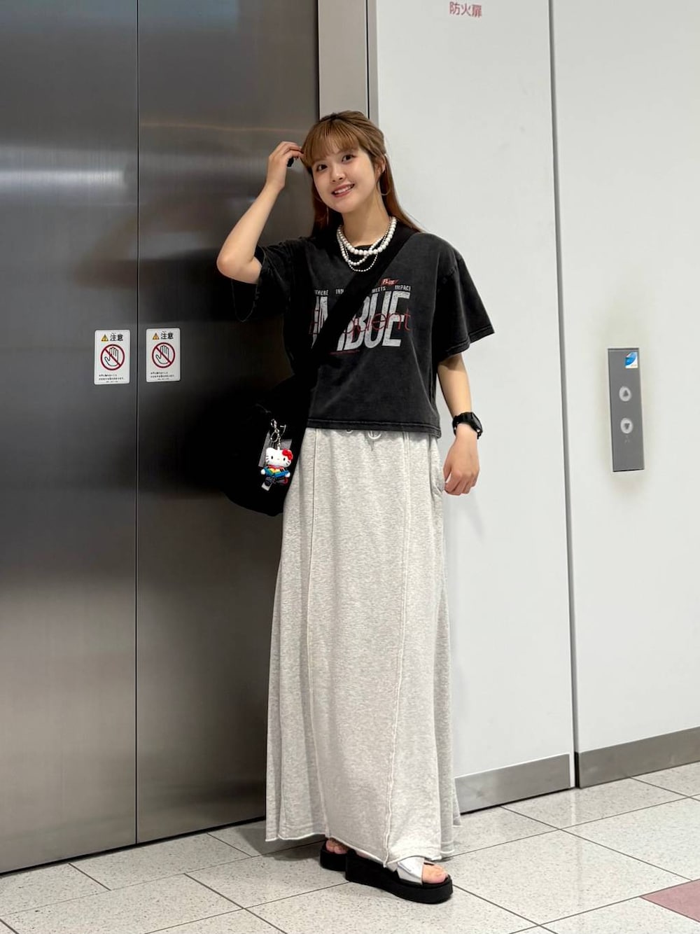 「Tシャツ、サンダル、スカート、ロングスカート、ショルダーバッグ、LOWRYS FARM、Me%、夏コーデ、大人女子カジュアル_LOWRYS FARM、ローリーズスタイル_LOWRYS FARM、大人カジュアル、ラフ、差し色コーデ、カジュアル」｜「LOWRYS FARMのパールタレンネックレス　249411（ネックレス、ベージュ系）」を使った、aoさん（レディース・158cm）の夏コーディネートの1枚目の写真