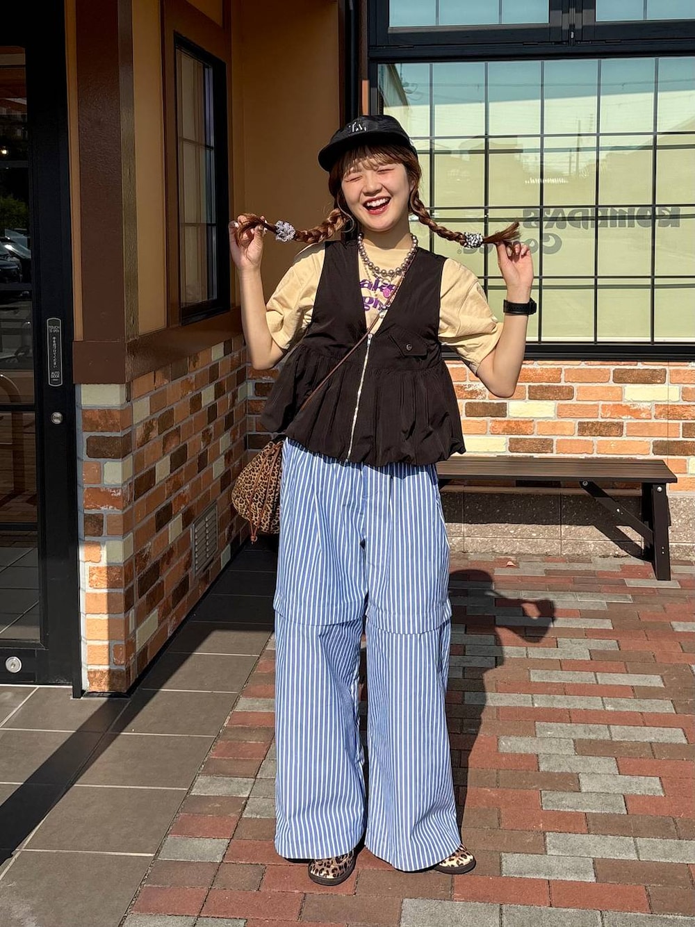 「差し色コーデ、カジュアル、ワイドパンツ、スニーカー、ネックレス、ショルダーバッグ、個性派、LOWRYS FARM、夏コーデ、ローリーズスタイル_LOWRYS FARM」｜「LOWRYS FARMのLFセットミニシュシュ 249437（ヘアゴム、ブラック系）」を使った、aoさん（レディース・158cm）の夏コーディネートの1枚目の写真