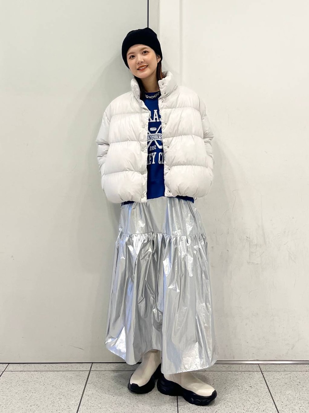 ブルー系のスウェット、ホワイト系のブルゾン、ホワイト系のブーツを着用したレディースの冬コーディネートの1枚目の写真