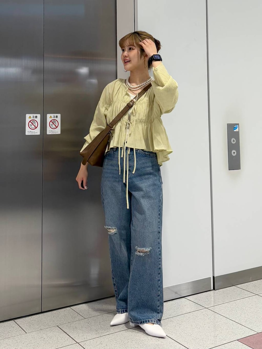 「差し色コーデ、カジュアル、ブラウス、カップ付きインナー、デニムパンツ、ショルダーバッグ、LOWRYS FARM、春コーデ、春色、大人女子カジュアル_LOWRYS FARM、ローリーズスタイル_LOWRYS FARM」｜「LOWRYS FARMのパールタレンネックレス　249411（ネックレス、ベージュ系）」を使った、aoさん（レディース・158cm）の春コーディネートの1枚目の写真