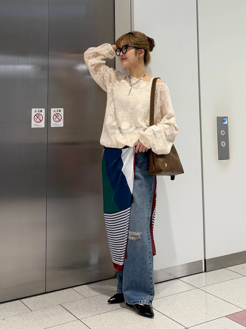 「差し色コーデ、カジュアル、スカーフ、デニムパンツ、春コーデ、ネックレス、きれいめカジュアル、LOWRYS FARM、大人カジュアル、ローリーズスタイル_LOWRYS FARM、大人女子カジュアル_LOWRYS FARM」｜「LOWRYS FARMのＥＹＥＷＥＡＲ　128533（メガネ、ベージュ系）」を使った、aoさん（レディース・158cm）の春コーディネートの1枚目の写真