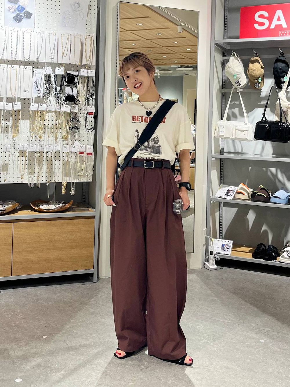 「差し色コーデ、カジュアル、ワイドパンツ、Tシャツ、ショルダーバッグ、サンダル、LOWRYS FARM、夏コーデ、大人女子カジュアル_LOWRYS FARM、大人カジュアル、ローリーズスタイル_LOWRYS FARM」｜「Me%のクリアハンディーファン　110074（生活家電、ブラック系）」を使った、aoさん（レディース・158cm）の夏コーディネートの1枚目の写真