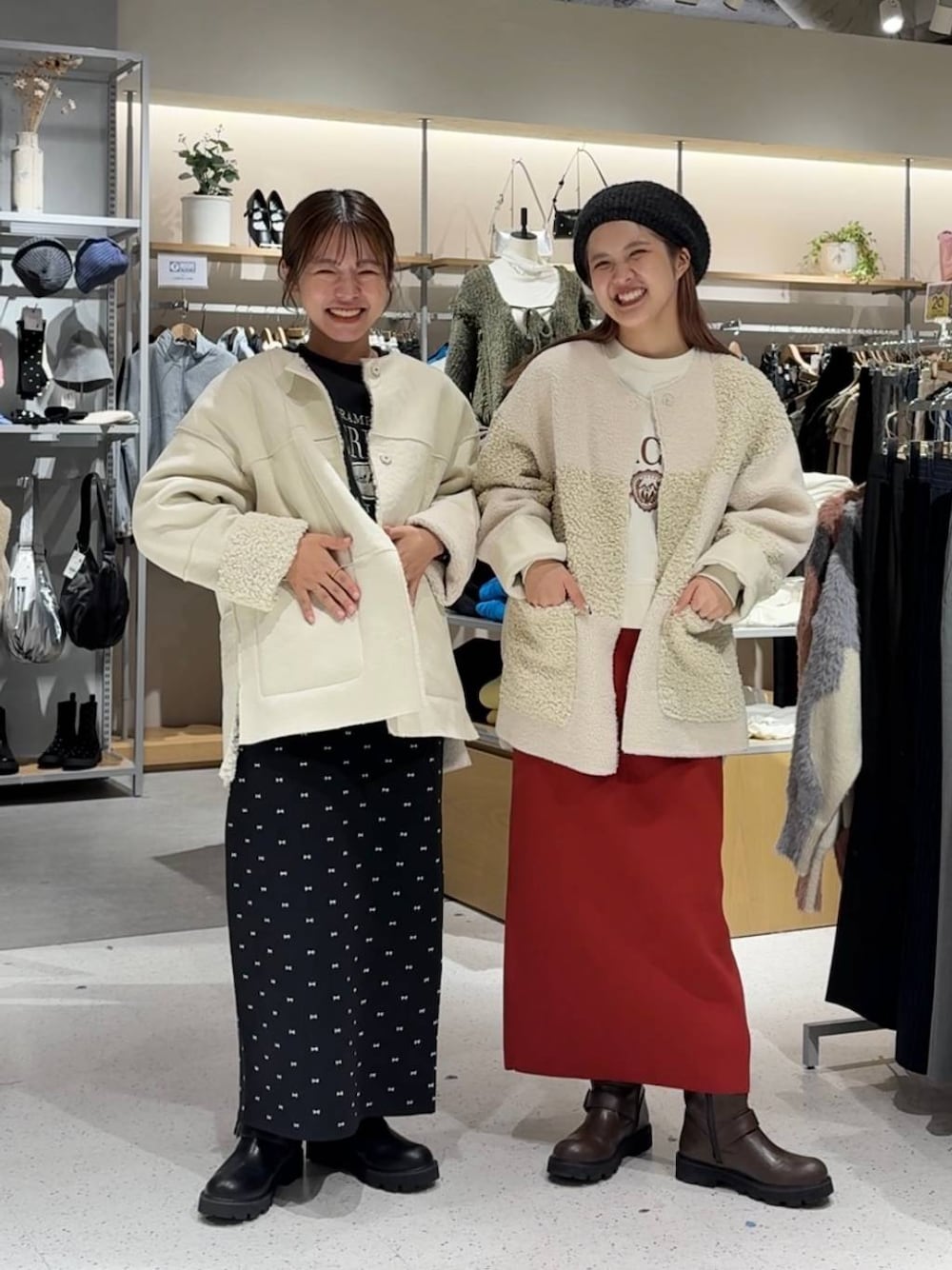 「カジュアル、差し色コーデ、ベレー帽、アウター、冬コーデ、冬アウター、LOWRYS FARM、スウェット、スカート、大人カジュアル、ローリーズスタイル_LOWRYS FARM」｜「LOWRYS FARMのスポンディッシュタイトスカート 116713（スカート、レッド系）」を使った、aoさん（レディース・158cm）の秋コーディネートの1枚目の写真