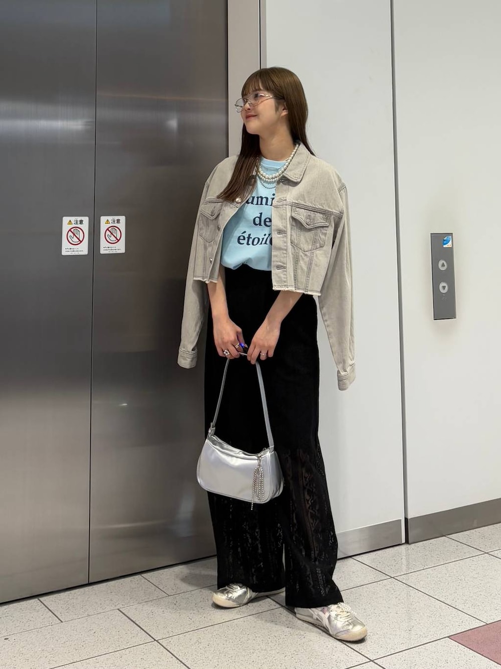 「差し色コーデ、カジュアル、Tシャツ、デニムジャケット、メガネ、めがね、ネックレス、LOWRYS FARM、春コーデ、春色、春アウター、大人カジュアル、ローリーズスタイル_LOWRYS FARM、大人女子カジュアル_LOWRYS FARM」｜「LOWRYS FARMのＥＹＥＷＥＡＲ　128533（メガネ、その他）」を使った、aoさん（レディース・158cm）の春コーディネートの1枚目の写真
