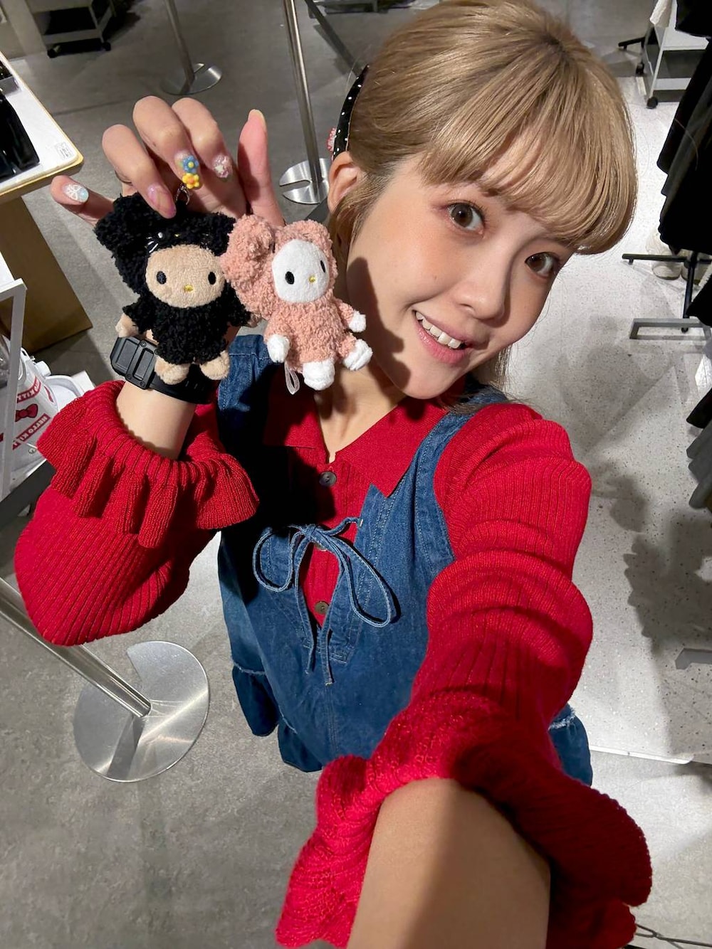 ブルー系のワンピース、レッド系のニット/セーターを着用したレディースの秋コーディネートの1枚目の写真