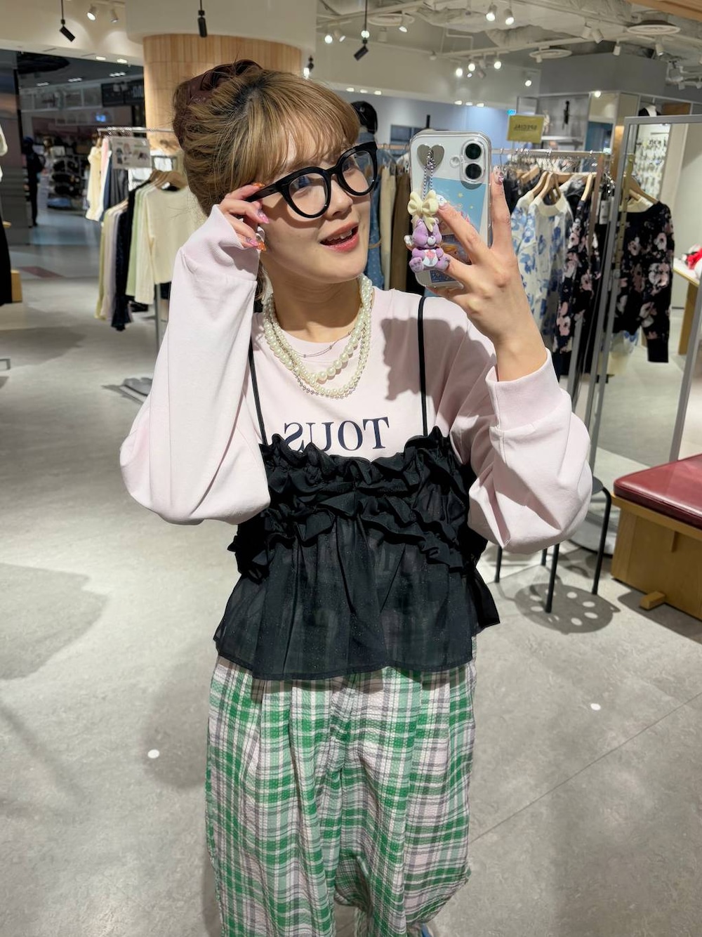 「差し色コーデ、カジュアル、めがね、メガネ、春色、春コーデ、Tシャツ、ロンT、ビスチェ、LOWRYS FARM、大人カジュアル、ローリーズスタイル_LOWRYS FARM、大人女子カジュアル_LOWRYS FARM」｜「LOWRYS FARMのＥＹＥＷＥＡＲ　128533（メガネ、ベージュ系）」を使った、aoさん（レディース・158cm）の春コーディネートの1枚目の写真