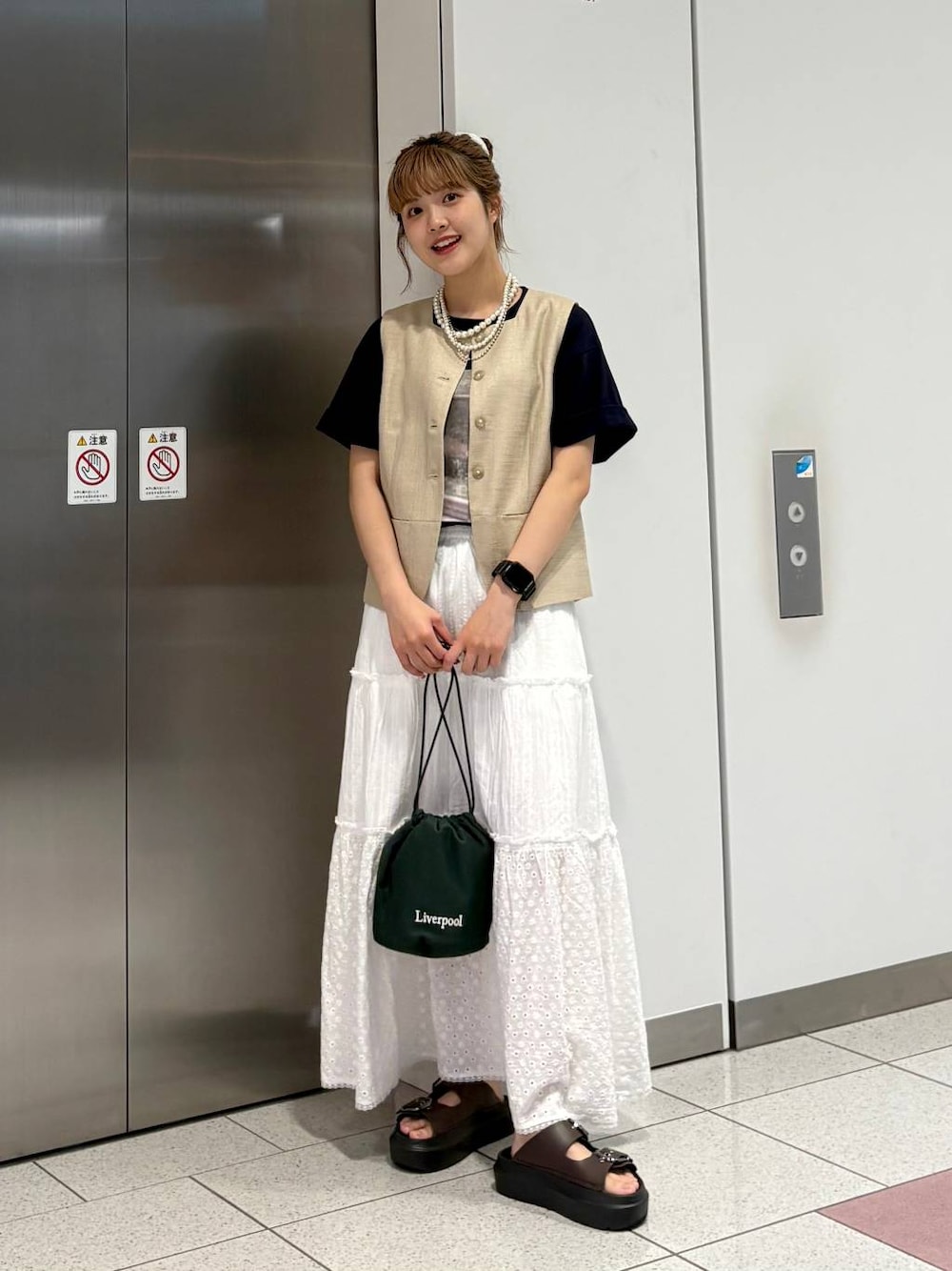「セールコーデ、ロングスカート、ベスト、Tシャツ、サンダル、LOWRYS FARM、夏コーデ、大人女子カジュアル_LOWRYS FARM、ローリーズスタイル_LOWRYS FARM、差し色コーデ、カジュアル」｜「LOWRYS FARMのパールタレンネックレス　249411（ネックレス、ベージュ系）」を使った、aoさん（レディース・158cm）の夏コーディネートの1枚目の写真