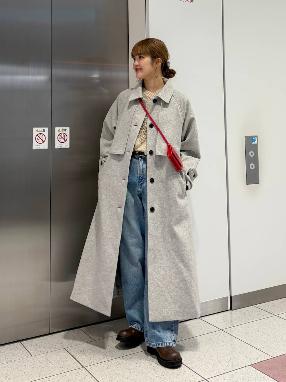 「コート、ニット、デニムパンツ、ブーツ、ショートブーツ、LOWRYS FARM、Me%、冬コーデ、冬アウター、大人女子カジュアル_LOWRYS FARM、ローリーズスタイル_LOWRYS FARM、大人カジュアル、差し色コーデ、カジュアル」｜「LOWRYS FARMのエンジニアブーツ　133008（ブーツ、ブラウン系）」を使った、aoさん（レディース・158cm）の冬コーディネートの1枚目の写真