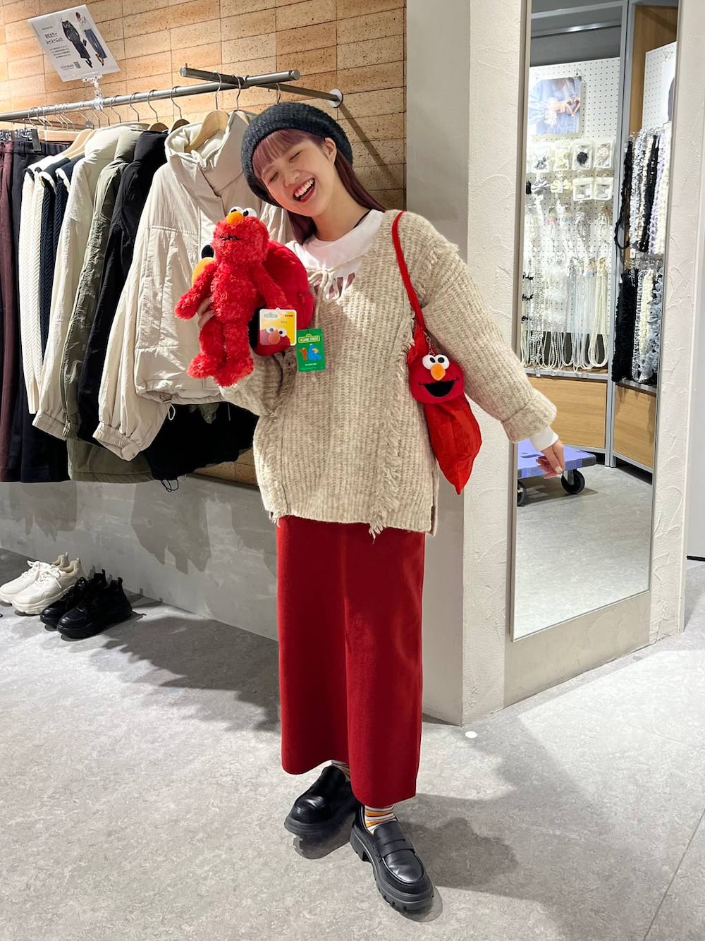 「ニット、スカート、ベレー帽、Tシャツ、ロンT、ロングスカート、LOWRYS FARM、大人カジュアル、ローリーズスタイル_LOWRYS FARM、差し色コーデ、カジュアル」｜「LOWRYS FARMの２ＷＡＹフリンジメランジＬＳ　116690（ニット/セーター、ホワイト系）」を使った、aoさん（レディース・158cm）の秋コーディネートの1枚目の写真