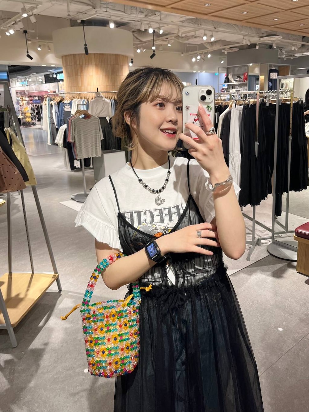 「差し色コーデ、カジュアル、キャミワンピース、ワンピース、Tシャツ、デニムパンツ、ネックレス、LOWRYS FARM、夏コーデ、大人カジュアル、大人女子カジュアル_LOWRYS FARM、ローリーズスタイル_LOWRYS FARM」｜「JEANASISのWestern-styleネックレス/111788（ネックレス、ブラック系）」を使った、aoさん（レディース・158cm）の春コーディネートの1枚目の写真