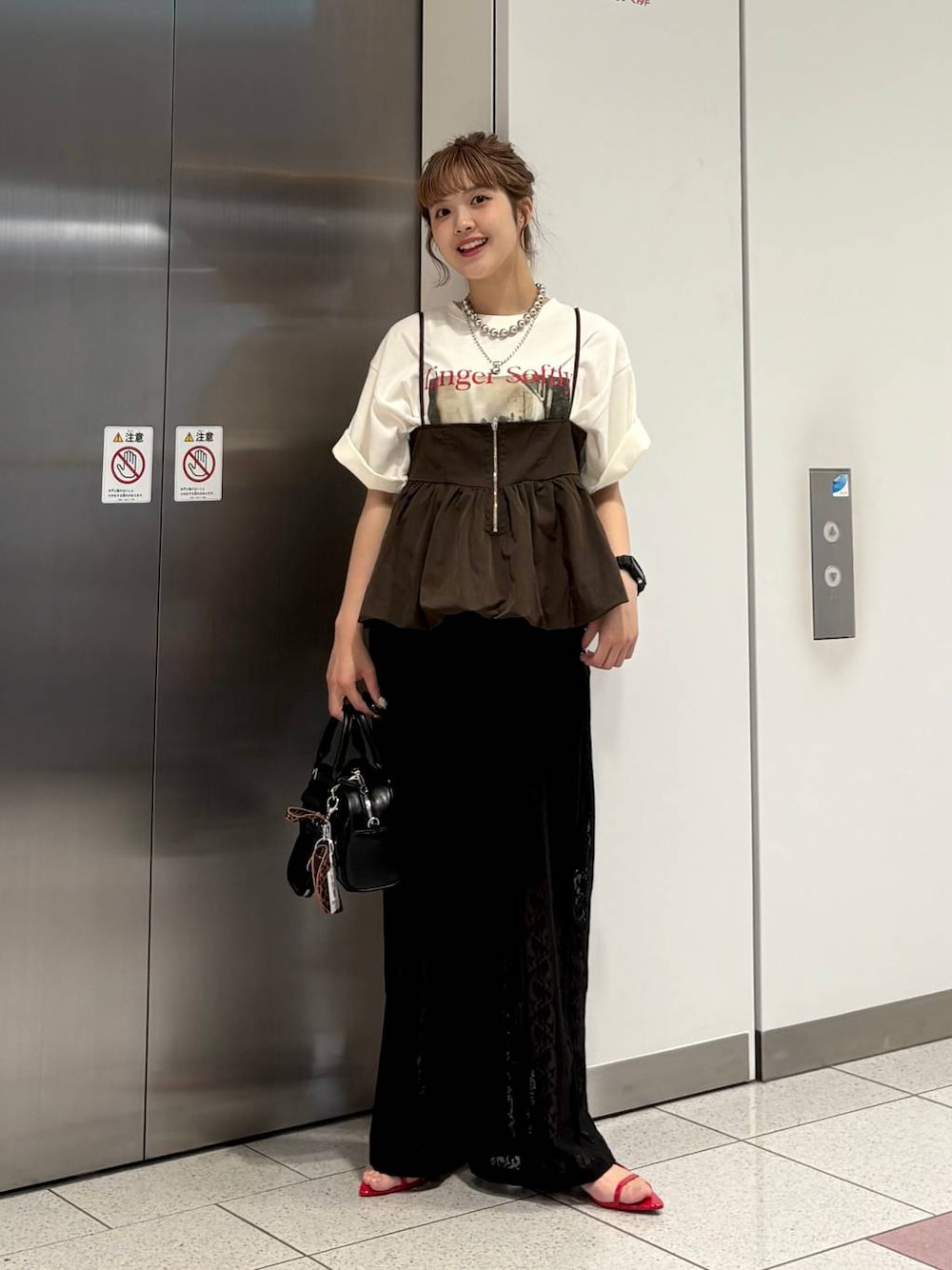 「差し色コーデ、カジュアル、Tシャツ、ビスチェ、ワイドパンツ、ラフ、夏コーデ、サンダル、LOWRYS FARM、大人カジュアル、大人女子カジュアル_LOWRYS FARM、ローリーズスタイル_LOWRYS FARM」｜「LOWRYS FARMのポインテッドナローサンダル  287486（サンダル、レッド系）」を使った、aoさん（レディース・158cm）の夏コーディネートの1枚目の写真