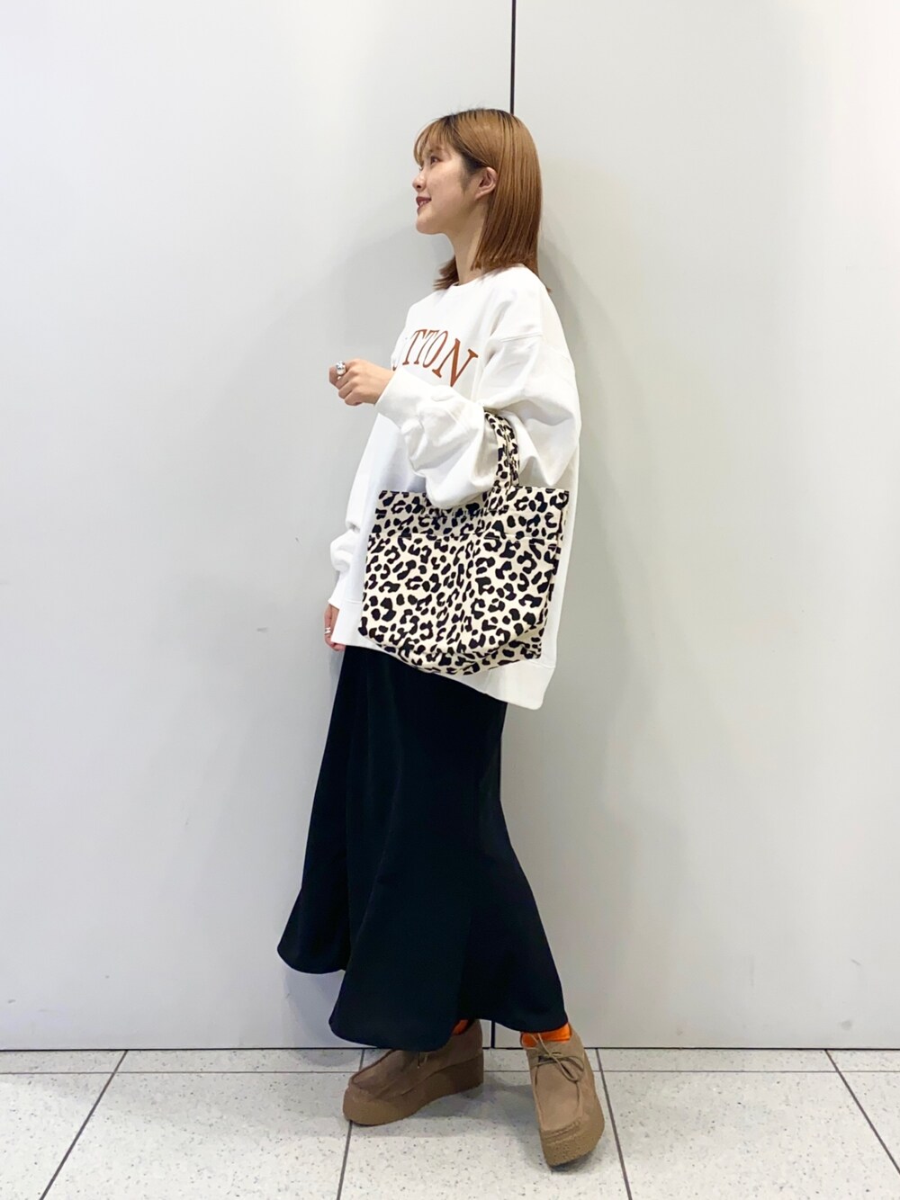 「春服みてみて、ロゴスウェット、スウェット、カラーソックス、トートバッグ、モカシン、厚底シューズ、大人カジュアル、マーメイドスカート、LOWRYS FARM、ローリーズファーム(LOWRYS FARM)、ローリーズファーム公認インフルエンサー」｜「LOWRYS FARMのモカシューズ　259967（その他シューズ、ベージュ系）」を使った、aoさん（レディース・158cm）の春コーディネートの1枚目の写真