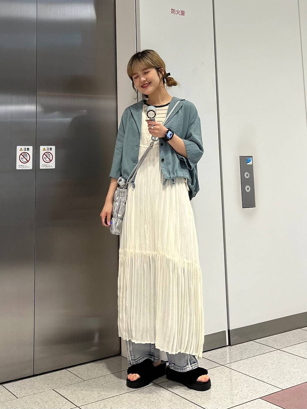 「差し色コーデ、カジュアル、シャツ、ハンディファン、デニムパンツ、ワンピース、タンクトップ、サンダル、ショルダーバッグ、LOWRYS FARM、夏コーデ、ローリーズスタイル_LOWRYS FARM」｜「LOWRYS FARMのカンドウフィットフリル　105198（サンダル、ブラック系）」を使った、aoさん（レディース・158cm）の夏コーディネートの1枚目の写真