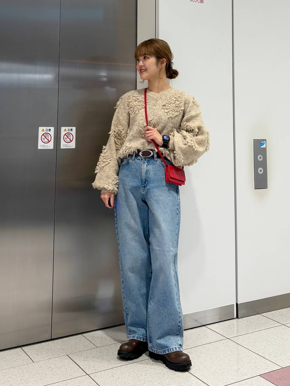 「差し色コーデ、カジュアル、ニット、セールコーデ、デニムパンツ、Me%、LOWRYS FARM、冬コーデ、大人カジュアル、大人女子カジュアル_LOWRYS FARM、ローリーズスタイル_LOWRYS FARM」｜「LOWRYS FARMのエンジニアブーツ　133008（ブーツ、ブラウン系）」を使った、aoさん（レディース・158cm）の冬コーディネートの1枚目の写真