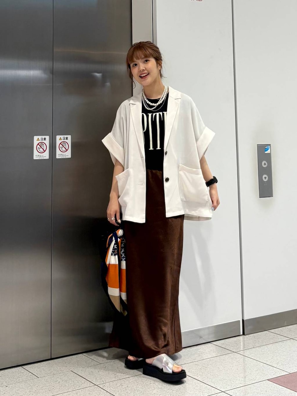 「差し色コーデ、カジュアル、ジャケット、ジャケットスタイル、きれいめカジュアル、ロングスカート、スカート、スカーフ、サンダル、LOWRYS FARM、夏コーデ、ローリーズスタイル_LOWRYS FARM、大人女子カジュアル_LOWRYS FARM」｜「LOWRYS FARMのパールタレンネックレス　249411（ネックレス、ベージュ系）」を使った、aoさん（レディース・158cm）の夏コーディネートの1枚目の写真