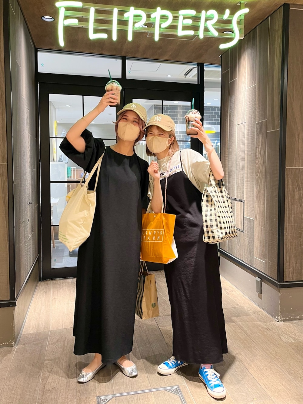 「キャップ、シンプルコーデ、大人カジュアル、モノトーン、キャミワンピ、ワンピース、トートバッグ、コンバース、バレエシューズ、オトナカジュアル、甘辛mix、LOWRYS FARM、ローリーズファーム(LOWRYS FARM)、ローリーズファーム公認インフルエンサー」｜「NEW ERAの【NEW ERA / ニューエラ】べーズボールNYロゴキャップ（キャップ、ベージュ系）」を使った、aoさん（レディース・158cm）の夏コーディネートの1枚目の写真