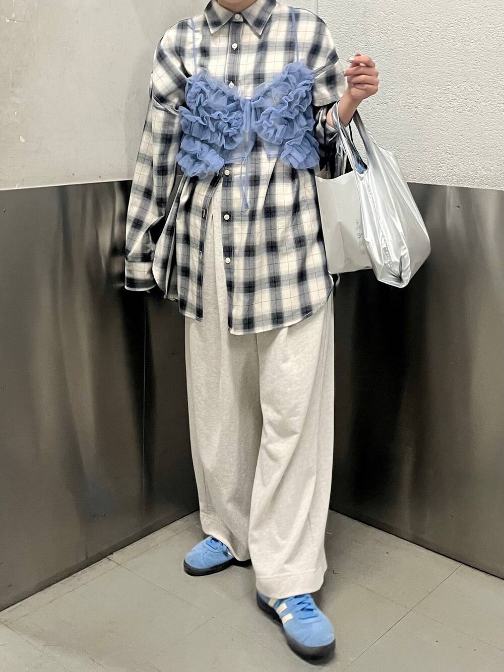「差し色コーデ、カジュアル、ユニセックス、シャツ、チェック、シャツスタイル、スウェットパンツ、エコバッグ、LOWRYS FARM、大人カジュアル、大人女子カジュアル_LOWRYS FARM、ラフ」｜「LOWRYS FARMのオンブレチェックシャツＬＳ　116609（シャツ/ブラウス、ブルー系）」を使った、aoさん（レディース・158cm）の夏コーディネートの1枚目の写真