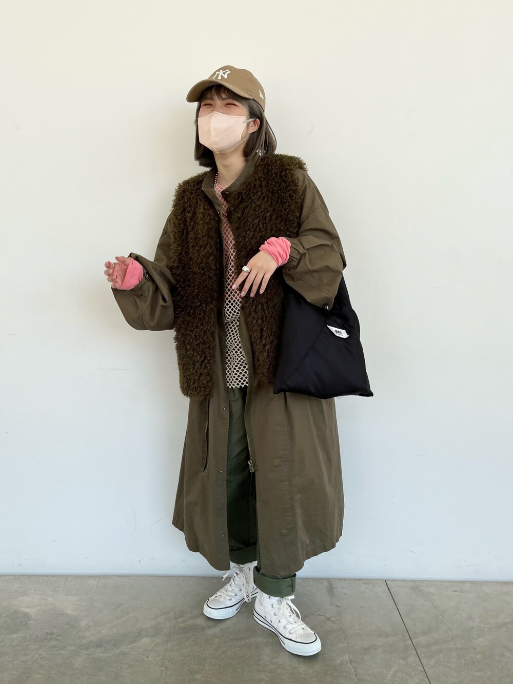 「はじめましてコーデ、モッズコート、モッズコート カーキ、メッシュ、メッシュトップス、コンバース、MM6、ピンク、ピンクコーデ、キャップコーデ、キャップ、ボアベスト、ベストコーデ、レイヤードスタイル、LOWRYS FARM」｜「MM6 Maison Margielaの＜MM6 Maison Margiela＞Japanese トライアングル ショルダーバッグ S -2WAY- Ψ（ショルダーバッグ、ブラック系）」を使った、aoさん（レディース・158cm）の春コーディネートの1枚目の写真