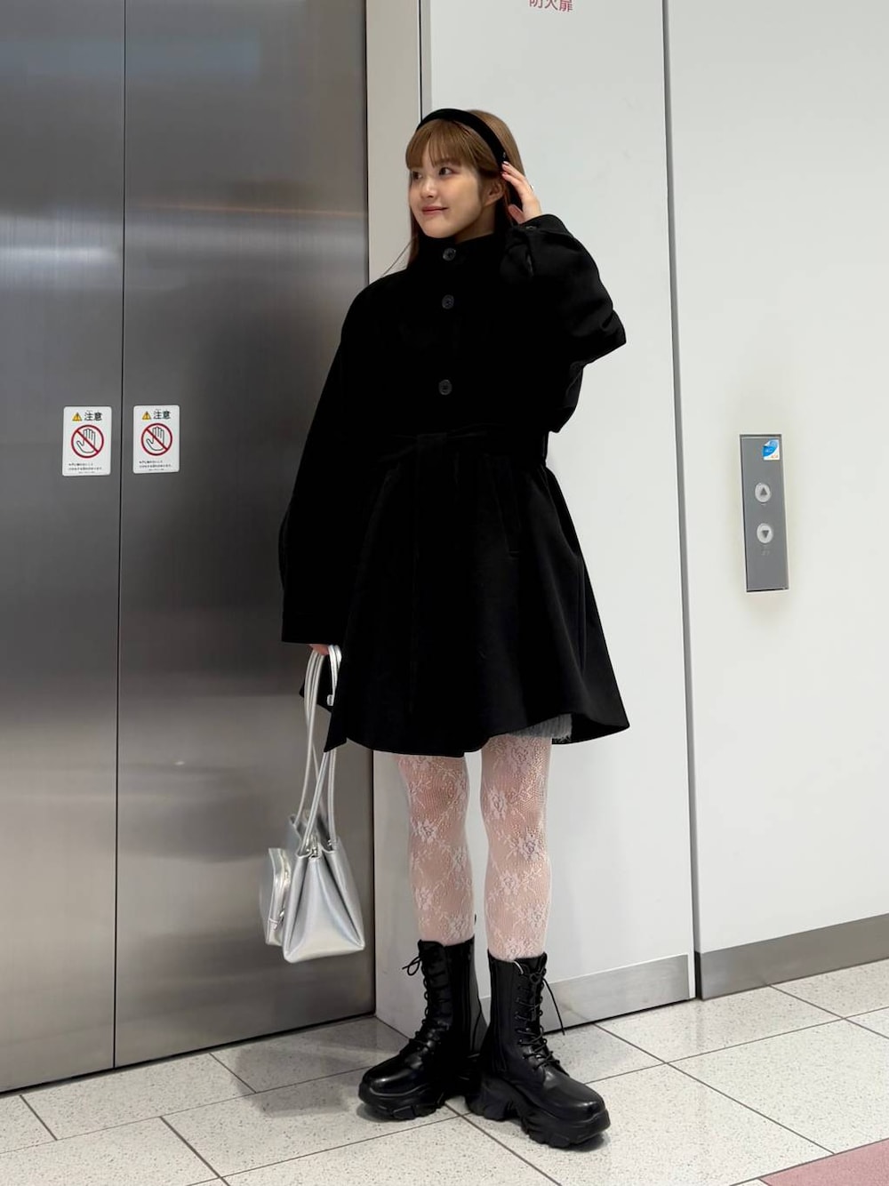 「ガーリー、デートコーデ、ヘアアクセサリー、ブーツ、ショートブーツ、コート、冬アウター、LOWRYS FARM、セールコーデ」｜「LOWRYS FARMのウールライクミドルコート 116483（その他アウター、ブラック系）」を使った、aoさん（レディース・158cm）の冬コーディネートの1枚目の写真