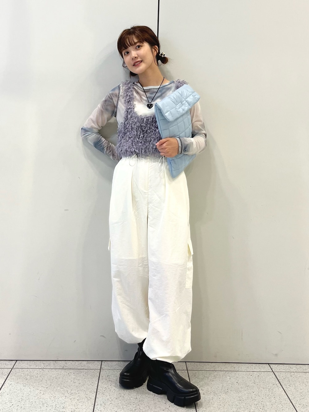 「厚底シューズ、秋服準備はじめました、レイヤードスタイル、スニーカーブーツ、ショートブーツ、フリンジ、タイダイ柄、シアートップス、ベスト、ビスチェ、カーゴパンツ、ナイロンパンツ、LOWRYS FARM、ローリーズファーム(LOWRYS FARM)」｜「LOWRYS FARMの２ＷＡＹフリンジフェザーノースリーブ  976819（ベスト、グレー系）」を使った、aoさん（レディース・158cm）の夏コーディネートの1枚目の写真