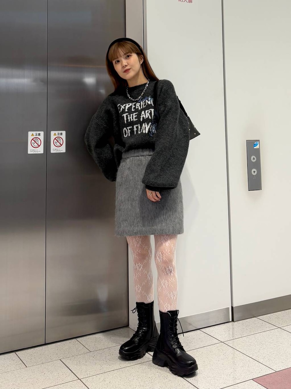 「差し色コーデ、カジュアル、ニット、ネックレス、セールコーデ、ミニスカート、スカート、LOWRYS FARM、大人カジュアル、大人女子カジュアル_LOWRYS FARM、ローリーズスタイル_LOWRYS FARM」｜「LOWRYS FARMのパールツキショルダーＢＡＧ　149609（ショルダーバッグ、ブラック系）」を使った、aoさん（レディース・158cm）の冬コーディネートの1枚目の写真