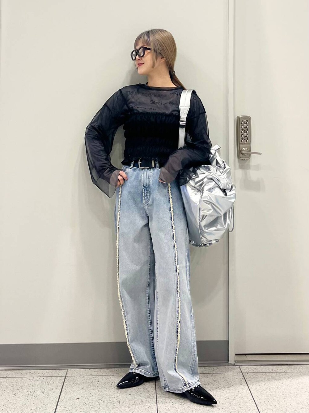 ブラック系のパンプス、グレー系のTシャツ/カットソー、ブラック系のTシャツ/カットソーを着用したレディースの春コーディネートの1枚目の写真